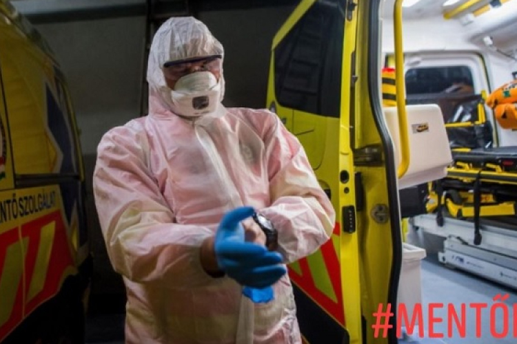 Koronavírus-fertőzés gyanújakor a háziorvos mentőt küldhet a házhoz mintavételre
