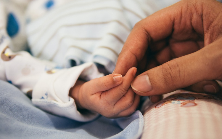 A kisbabák gyengéd simogatása fájdalomcsillapító hatású