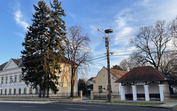 Felújított fészkek várják Szanyban a gólyákat