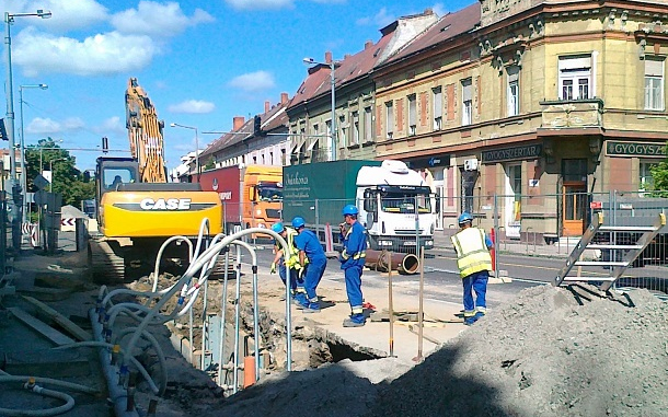 Küzdenek a talajvízzel a csatornaépítők