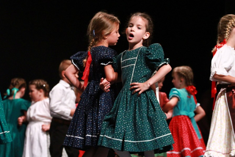 Beiratkozás a kapuvári néptánciskolába