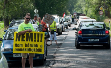 Útlezárással tiltakoztak a menekülttábor ellen Vámosszabadiban