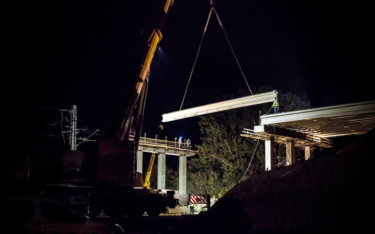 Beemelték az M85 Csorna elkerülő vasúti felüljárójának hídgerendáit