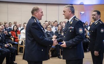 Elismerést kapott a Csornai Rendőrkapitányság körzeti megbízottja