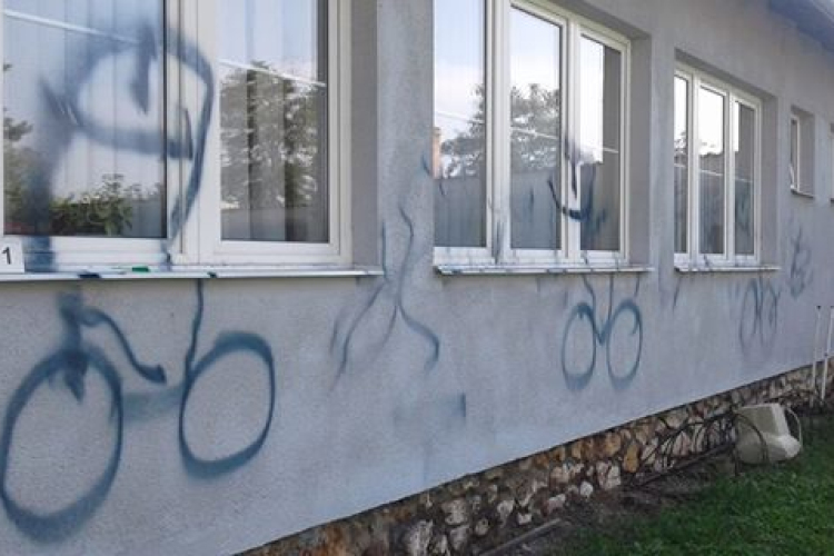 Brutális rongálás, milliós kár a szilsárkányi önkormányzat udvarán