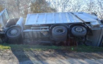 Árokba dőlt a teherautó