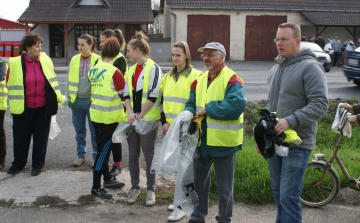 Szemetet szedtek a szilsárkányiak a Föld Napja alkalmából