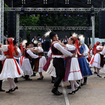 A Szanyi Bokréta Tánegyüttes szereplése a falunapon. (2023. 07. 30.)