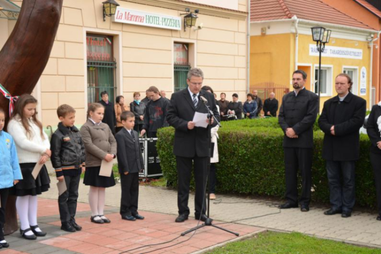 Nemzetünk gyásznapja emlékműsor Szanyban