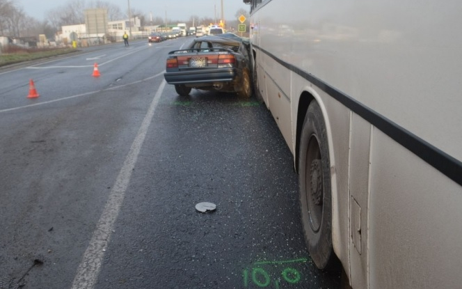 Figyelmetlenül váltott sávot, összeütközött a busszal