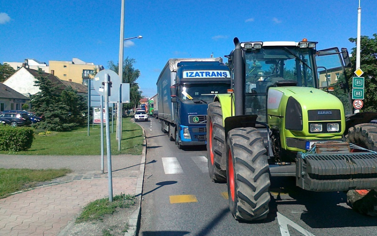 Műszaki hibás kamion a körforgalom bejáratában