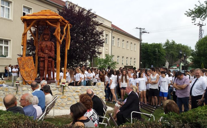 Hunyadi szobrot avattak Csornán a Hunyadiban