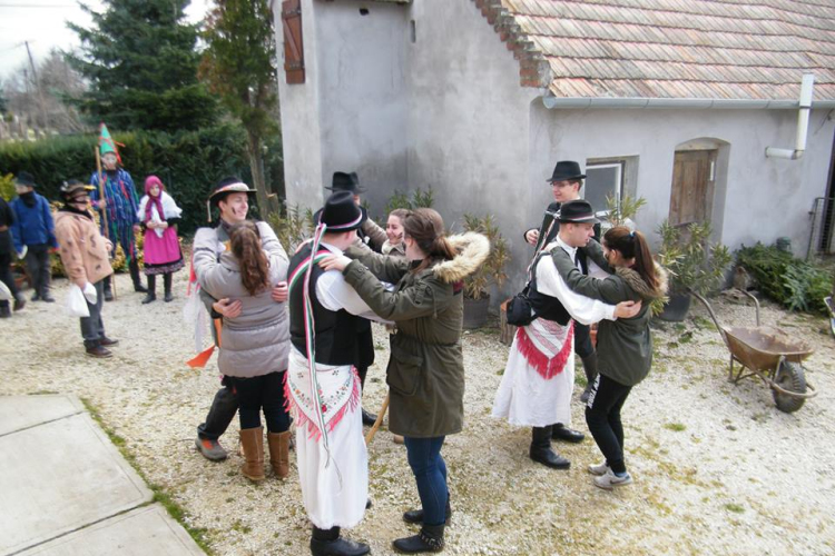 Télűző bohócjárás Mihályiban