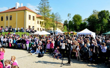 Családi majális Kapuváron a Várárokban