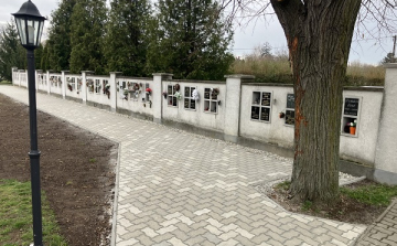 Elkészült a térkő burkolat Győrsövényházán a temetőben