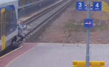 Elütötte a vonat, de túlélte, óriási mázlija volt - Videó