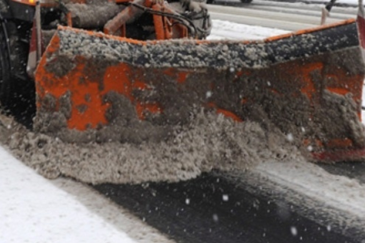 Hókotró és személyautó ütközött Vácnál, egy ember meghalt