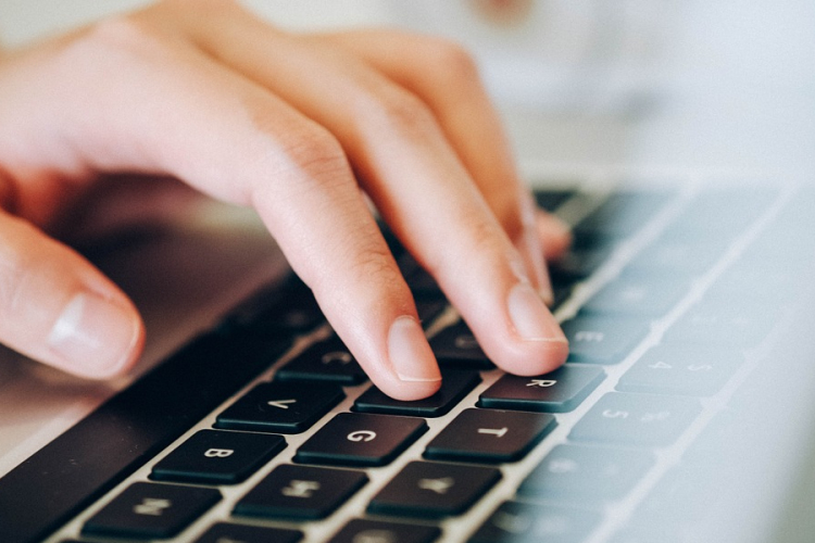 Az üzletek online továbbra is nyitva tarthatnak