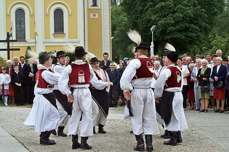 Szent László napi hagyományőrző búcsú Agyagosszergényben