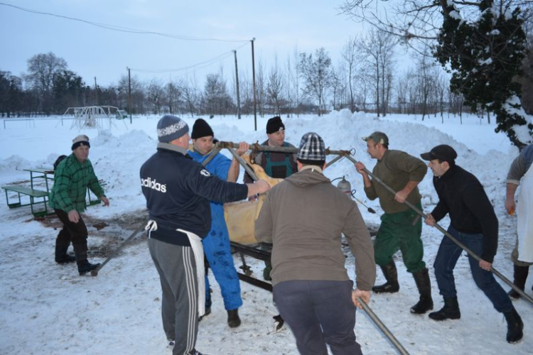 Jótékonysági disznóölés Mihályiban