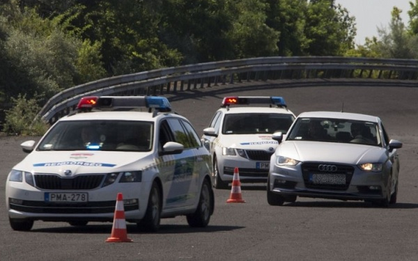 Traktor ütközött a személygépkocsival a 85-ös főút kereszteződésében