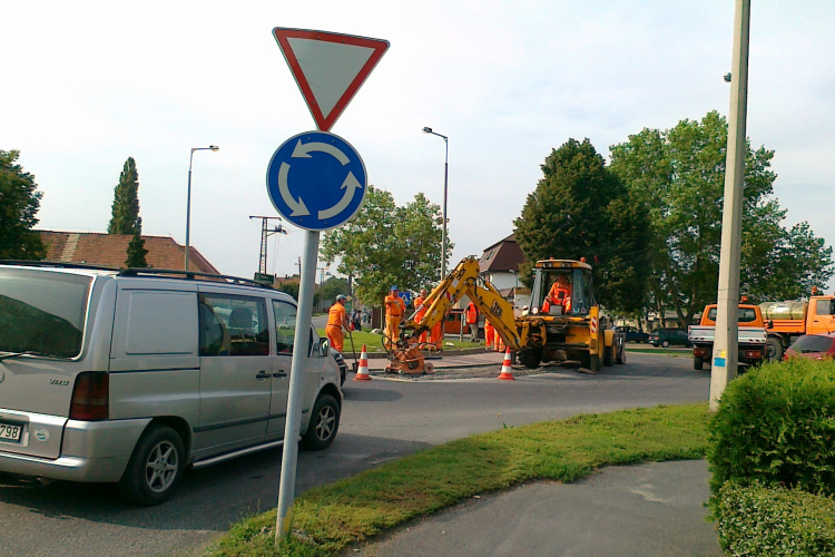 Csornán újra óriási dugók várhatók, mert javítják a 85-ös főút útburkolatát a körforgalomban