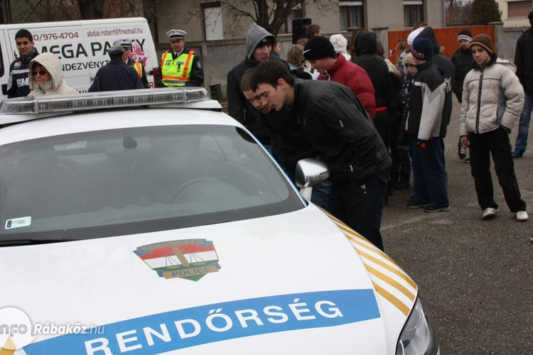 Vigyázó rendőrszemek az iskolákon