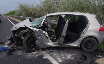 Frontálisan ütközött két személyautó a 85-ös számú főúton