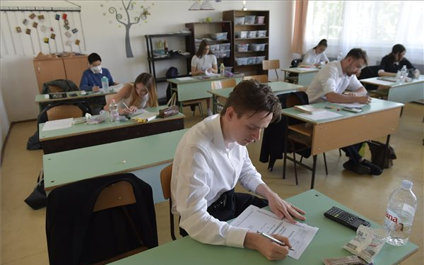 Az angol írásbelikkel megkezdődnek az idegen nyelvi vizsgák