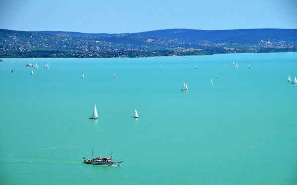 Lélegeztetőgépen van a Balaton