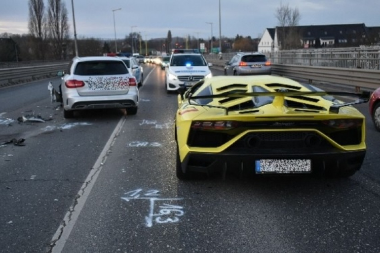Balesetben sérült meg egy csornai fiatalember által vezetett Lamborghini Győrben
