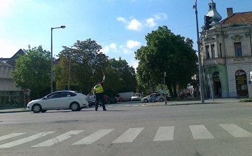 Rendőri irányítással próbálják uralni a katasztrofális közlekedési állapotokat Csornán