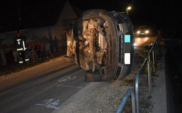 Az ittas sofőr Rábapatonán nekiütközött egy autónak, majd kocsijával felborult