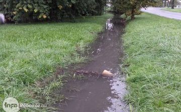 A nagy eső fokozottan terheli a vízelvezető árkokat