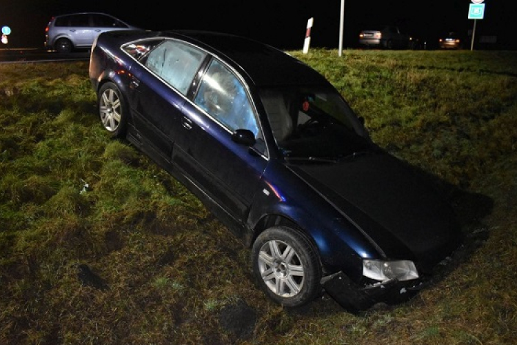 Ittasan, jogosítvány nélkül okozott balesetet a körözött férfi a 85-ös főút döri csomópontjában