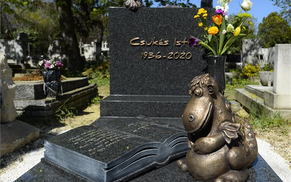 Elkészült Csukás István síremléke a Farkasréti temetőben