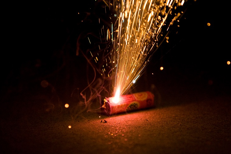 Magánszemély petárdát továbbra sem birtokolhat, illetve nem működtethet