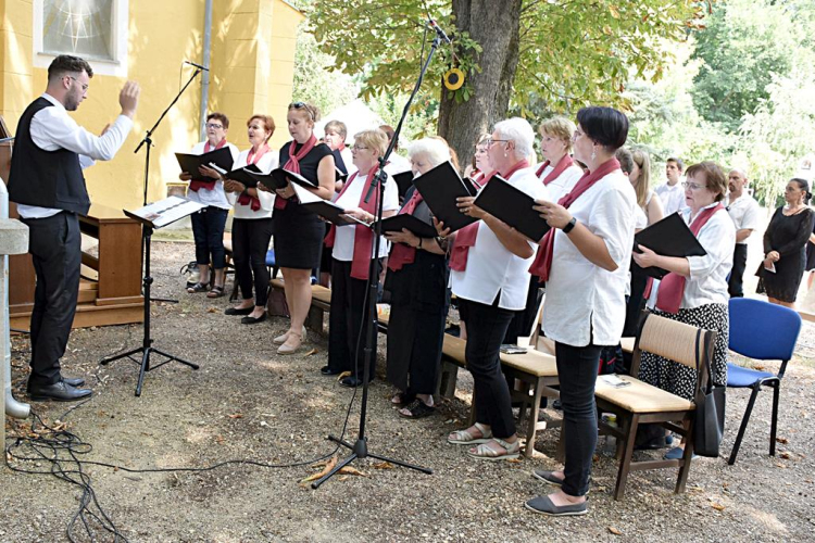 Búcsú Szanyban a Szent Anna kápolnánál.