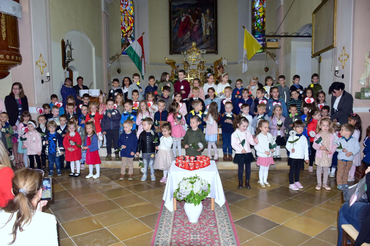 Anyáknapi ünnepség a szanyi templomban.