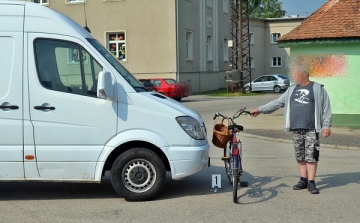 Kisteherautó ütötte el a 90 éves biciklist Csornán