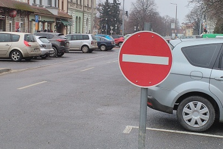 Szavazzon, hogy egyirányú maradjon-e Csornán az áruház előtti tér?