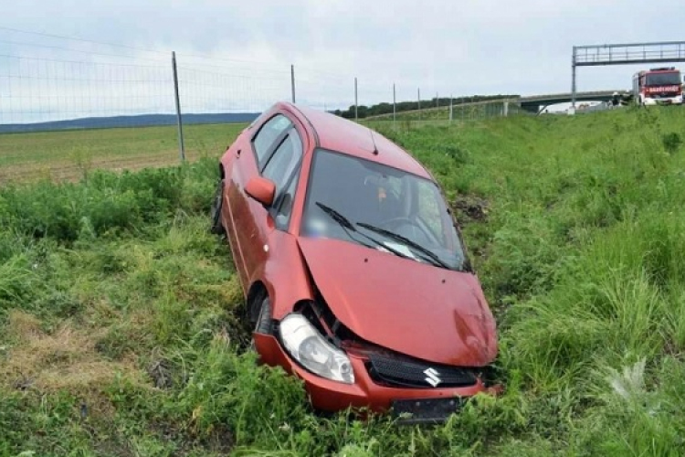 Szalagkorlátnak ütközött, majd árokba csapódott egy kocsi az M85-ösön