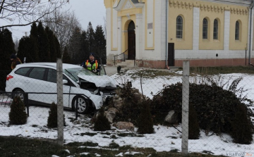 Valószínűleg ittas volt a sofőr, aki Enesén karambolozott három gyerekkel az autójában