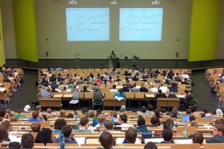 Már lehet jelentkezni a szeptemberben induló felsőoktatási képzésekre