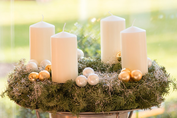 Ma meggyújtjuk az első adventi gyertyát