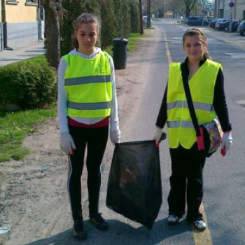 A csornai iskolások is szemetet szedtek a Föld Napján