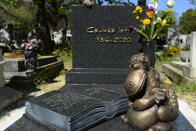 Elkészült Csukás István síremléke a Farkasréti temetőben