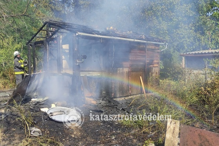 Sorban lobbantak fel a szabadtéri tüzek, ketten meghaltak balesetben