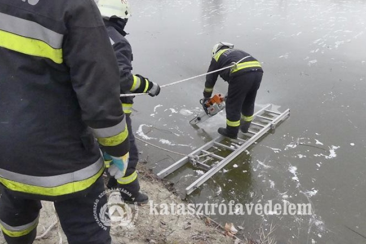 Jégről mentettek a rábaközi tűzoltók