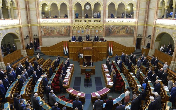 A kormányt kérdezik a képviselők